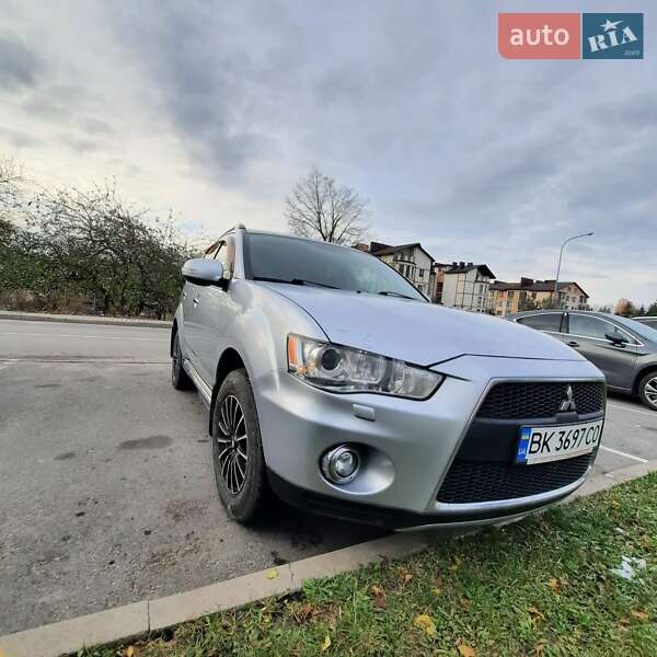 Внедорожник / Кроссовер Mitsubishi Outlander 2011 в Ровно