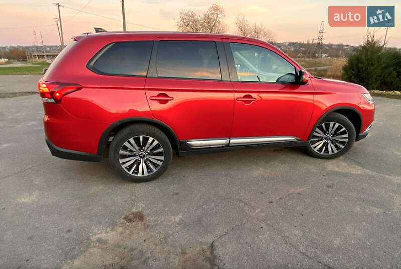 Позашляховик / Кросовер Mitsubishi Outlander 2019 в Львові