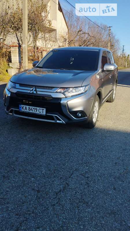 Позашляховик / Кросовер Mitsubishi Outlander 2021 в Києві