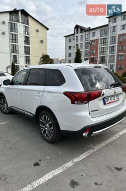 Внедорожник / Кроссовер Mitsubishi Outlander 2017 в 