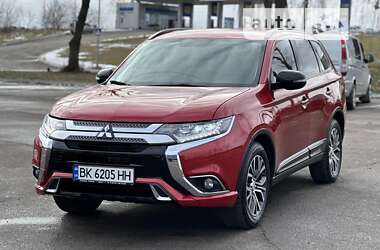 Внедорожник / Кроссовер Mitsubishi Outlander 2017 в Ровно