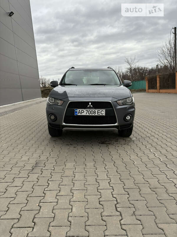 Внедорожник / Кроссовер Mitsubishi Outlander 2011 в Вишневом