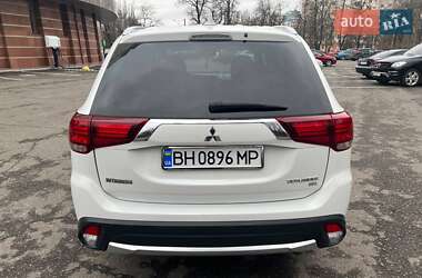 Позашляховик / Кросовер Mitsubishi Outlander 2016 в Одесі