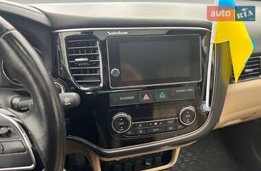 Позашляховик / Кросовер Mitsubishi Outlander 2016 в Одесі