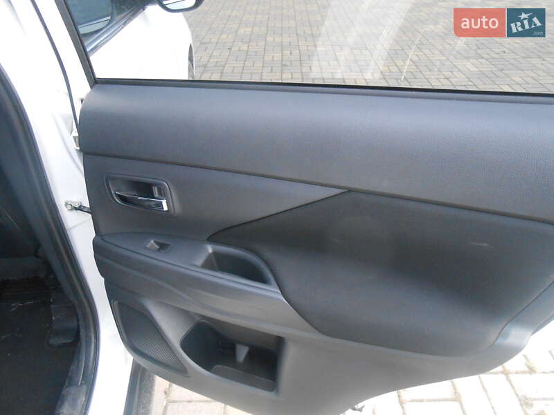 Позашляховик / Кросовер Mitsubishi Outlander 2012 в Самборі фото 7 Позашляховик / Кросовер Mitsubishi Outlander 2012 в Самборі