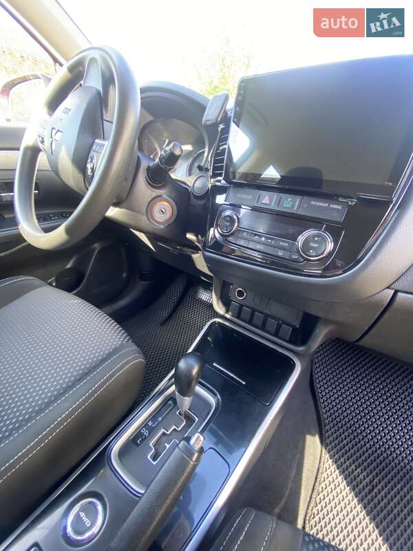 Позашляховик / Кросовер Mitsubishi Outlander 2018 в Львові