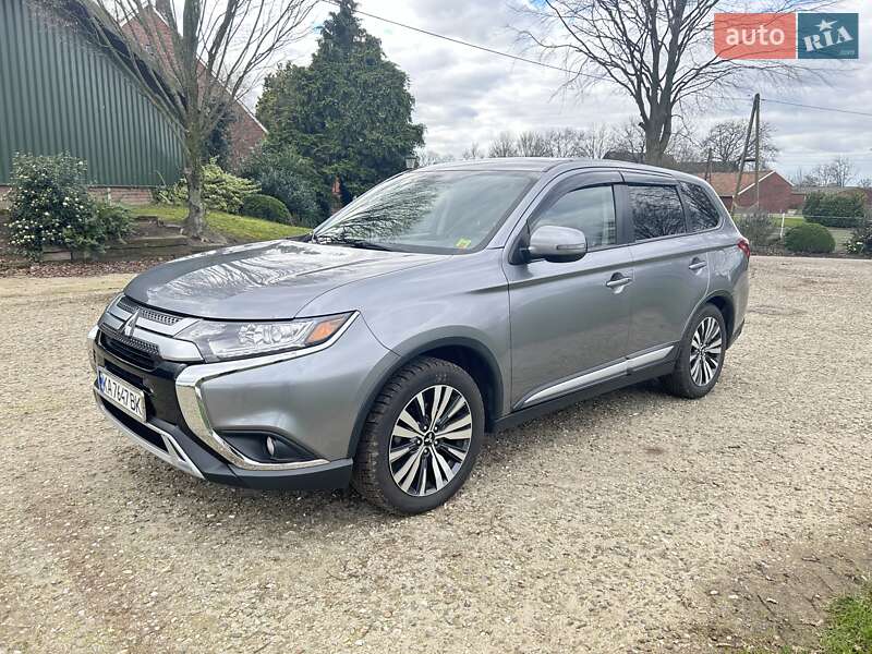 Внедорожник / Кроссовер Mitsubishi Outlander 2019 в Киеве