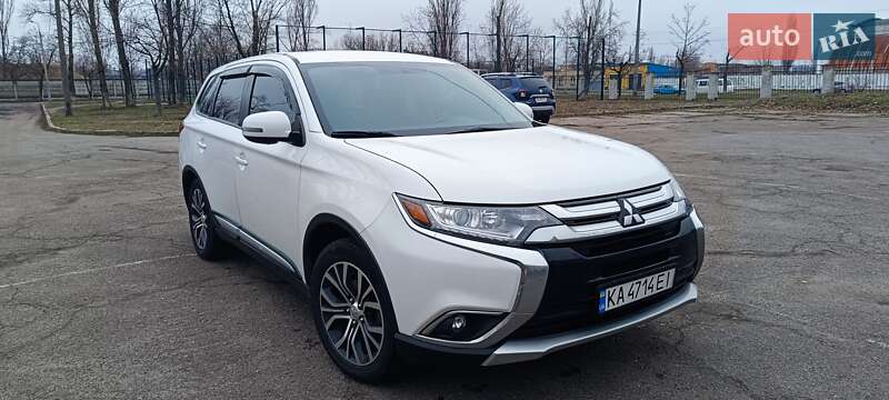 Внедорожник / Кроссовер Mitsubishi Outlander 2017 в Киеве