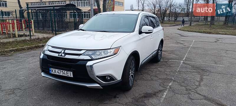 Внедорожник / Кроссовер Mitsubishi Outlander 2017 в Киеве