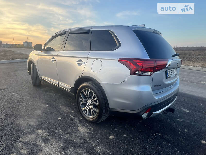 Внедорожник / Кроссовер Mitsubishi Outlander 2017 в Ровно