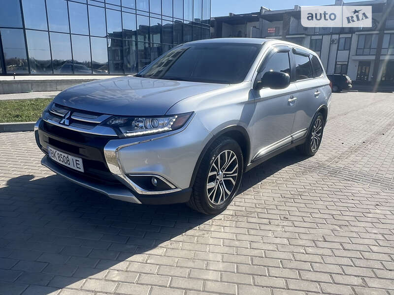 Внедорожник / Кроссовер Mitsubishi Outlander 2017 в Ровно