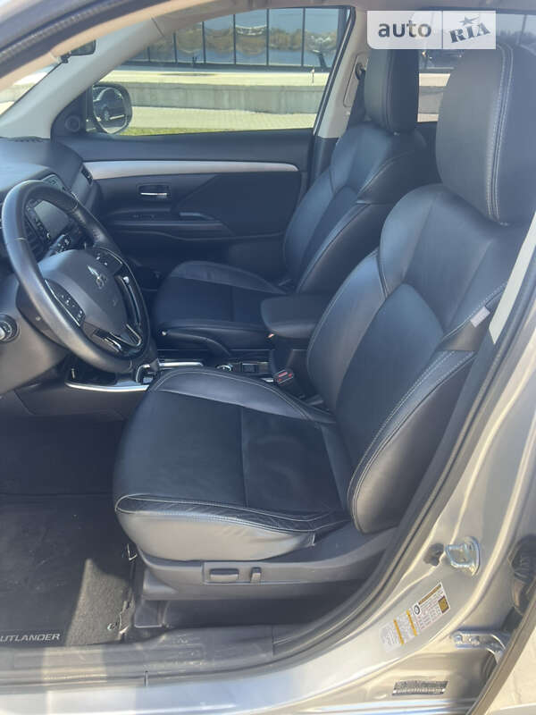 Внедорожник / Кроссовер Mitsubishi Outlander 2017 в Ровно