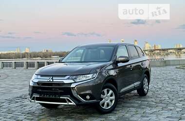 Позашляховик / Кросовер Mitsubishi Outlander 2022 в Києві