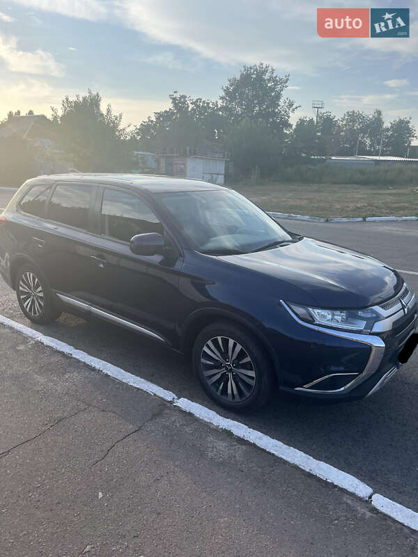 Позашляховик / Кросовер Mitsubishi Outlander 2019 в Києві