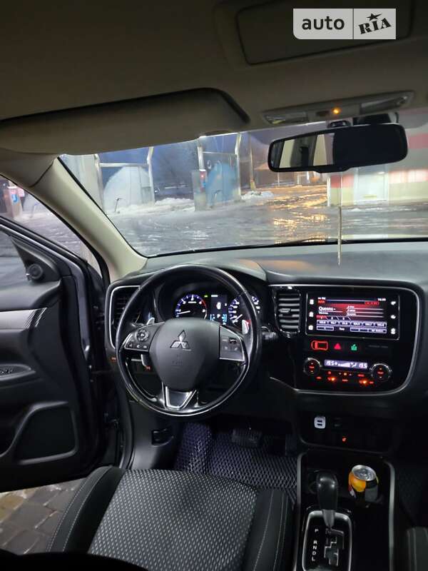 Внедорожник / Кроссовер Mitsubishi Outlander 2017 в Ровно