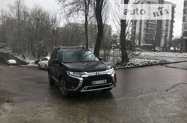 Позашляховик / Кросовер Mitsubishi Outlander 2018 в Львові