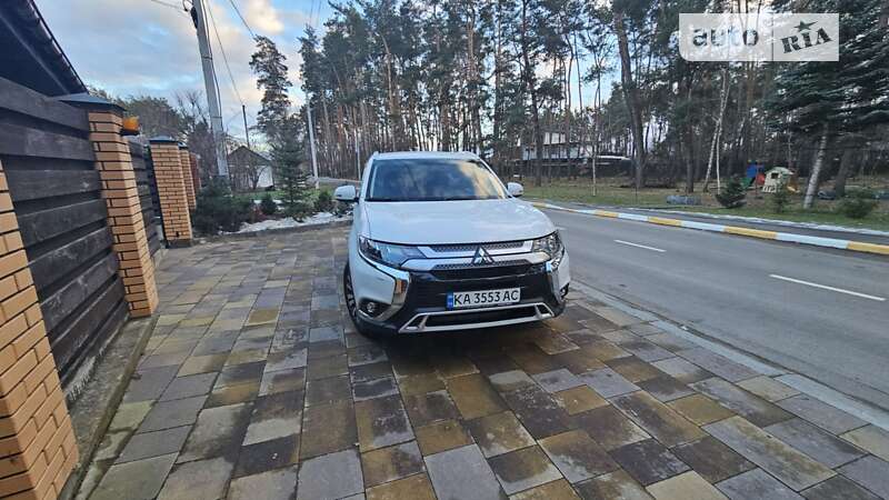 Внедорожник / Кроссовер Mitsubishi Outlander 2021 в Киеве