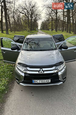 Внедорожник / Кроссовер Mitsubishi Outlander 2017 в 