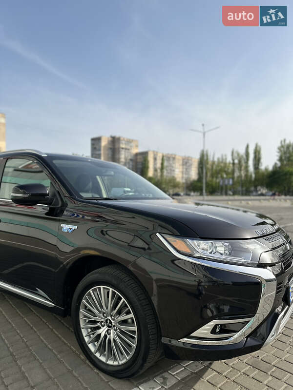 Внедорожник / Кроссовер Mitsubishi Outlander 2021 в Одессе