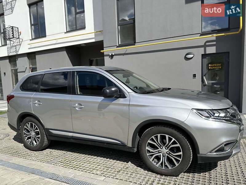 Позашляховик / Кросовер Mitsubishi Outlander 2018 в Львові