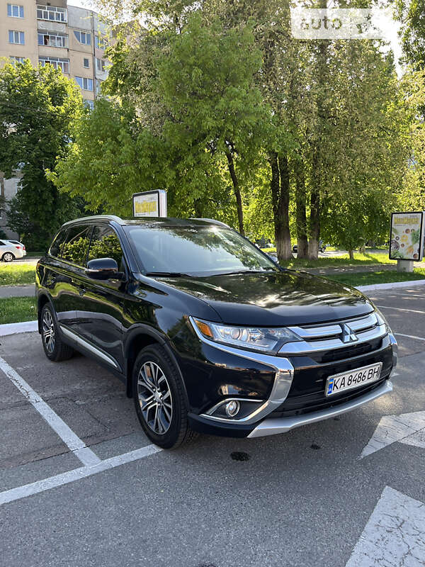 Внедорожник / Кроссовер Mitsubishi Outlander 2015 в Киеве