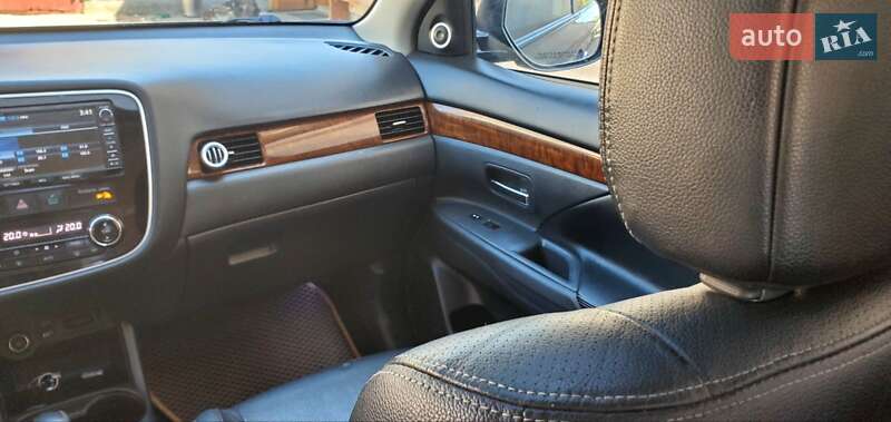 Внедорожник / Кроссовер Mitsubishi Outlander 2013 в Сокале