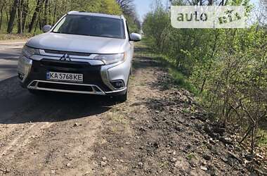 Внедорожник / Кроссовер Mitsubishi Outlander 2016 в Киеве