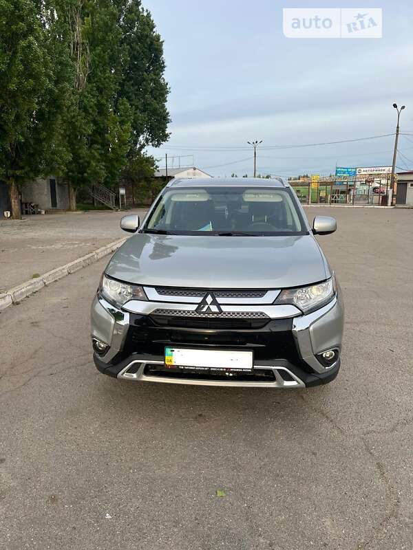 Внедорожник / Кроссовер Mitsubishi Outlander 2018 в Николаеве