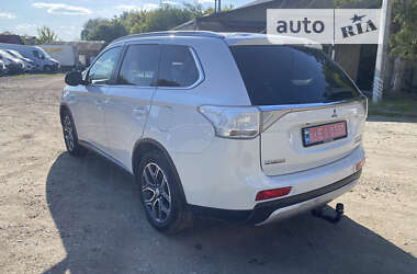 Внедорожник / Кроссовер Mitsubishi Outlander 2015 в Дубно