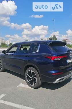 Позашляховик / Кросовер Mitsubishi Outlander 2021 в Києві