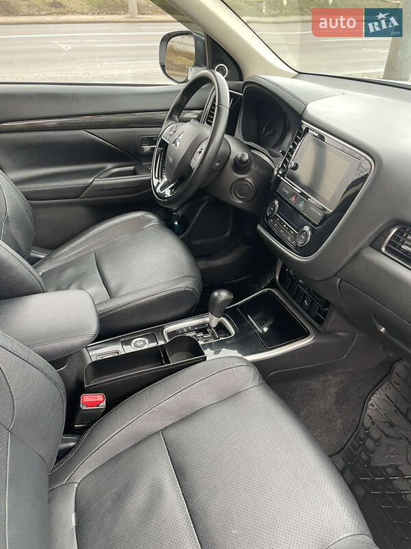Внедорожник / Кроссовер Mitsubishi Outlander 2017 в Киеве