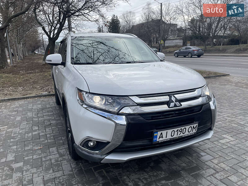 Внедорожник / Кроссовер Mitsubishi Outlander 2017 в Киеве
