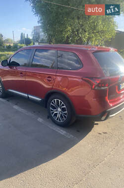 Позашляховик / Кросовер Mitsubishi Outlander 2015 в 
