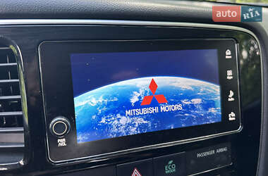 Позашляховик / Кросовер Mitsubishi Outlander 2018 в 