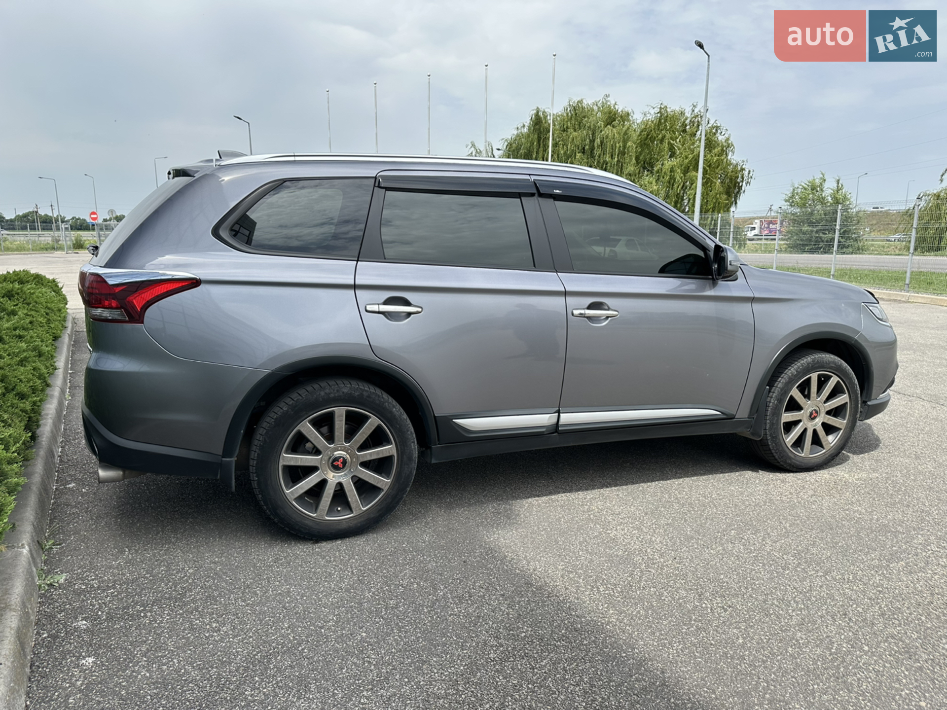 2019 Mitsubishi Outlander - фото 1