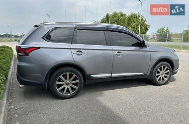 Внедорожник / Кроссовер Mitsubishi Outlander 2019 в 