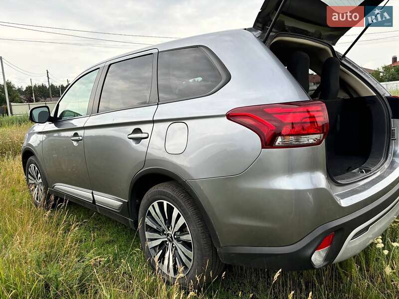Внедорожник / Кроссовер Mitsubishi Outlander 2020 в Киеве