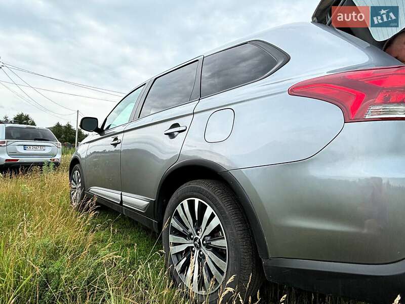 Внедорожник / Кроссовер Mitsubishi Outlander 2020 в Киеве