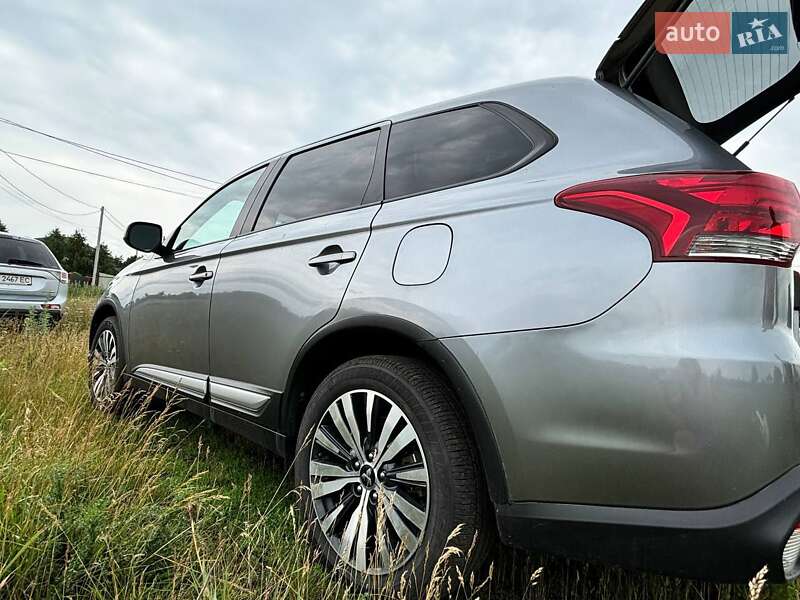 Внедорожник / Кроссовер Mitsubishi Outlander 2020 в Киеве