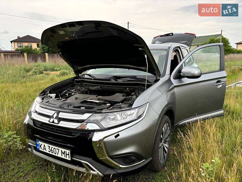 Внедорожник / Кроссовер Mitsubishi Outlander 2020 в Киеве