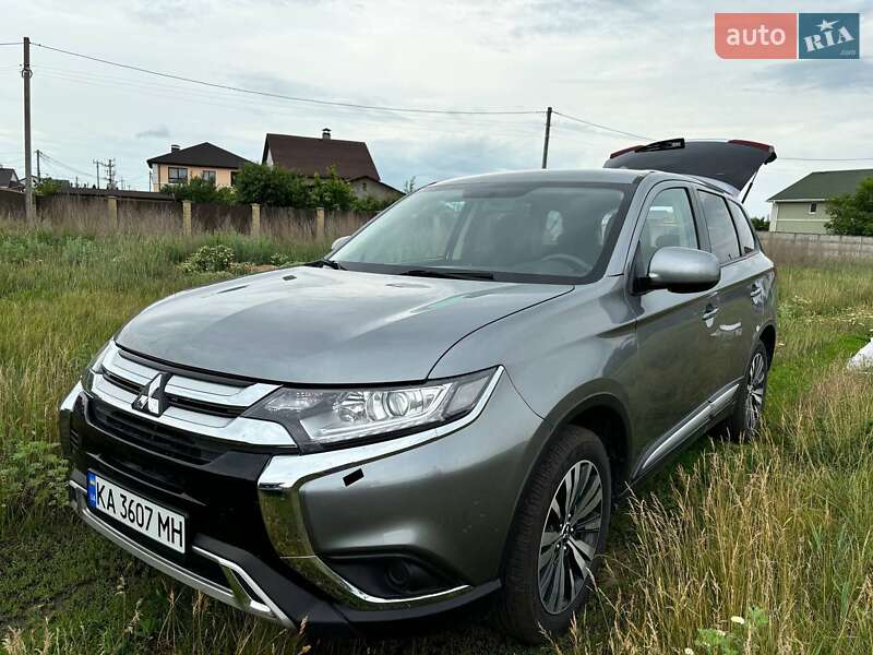 Внедорожник / Кроссовер Mitsubishi Outlander 2020 в Киеве