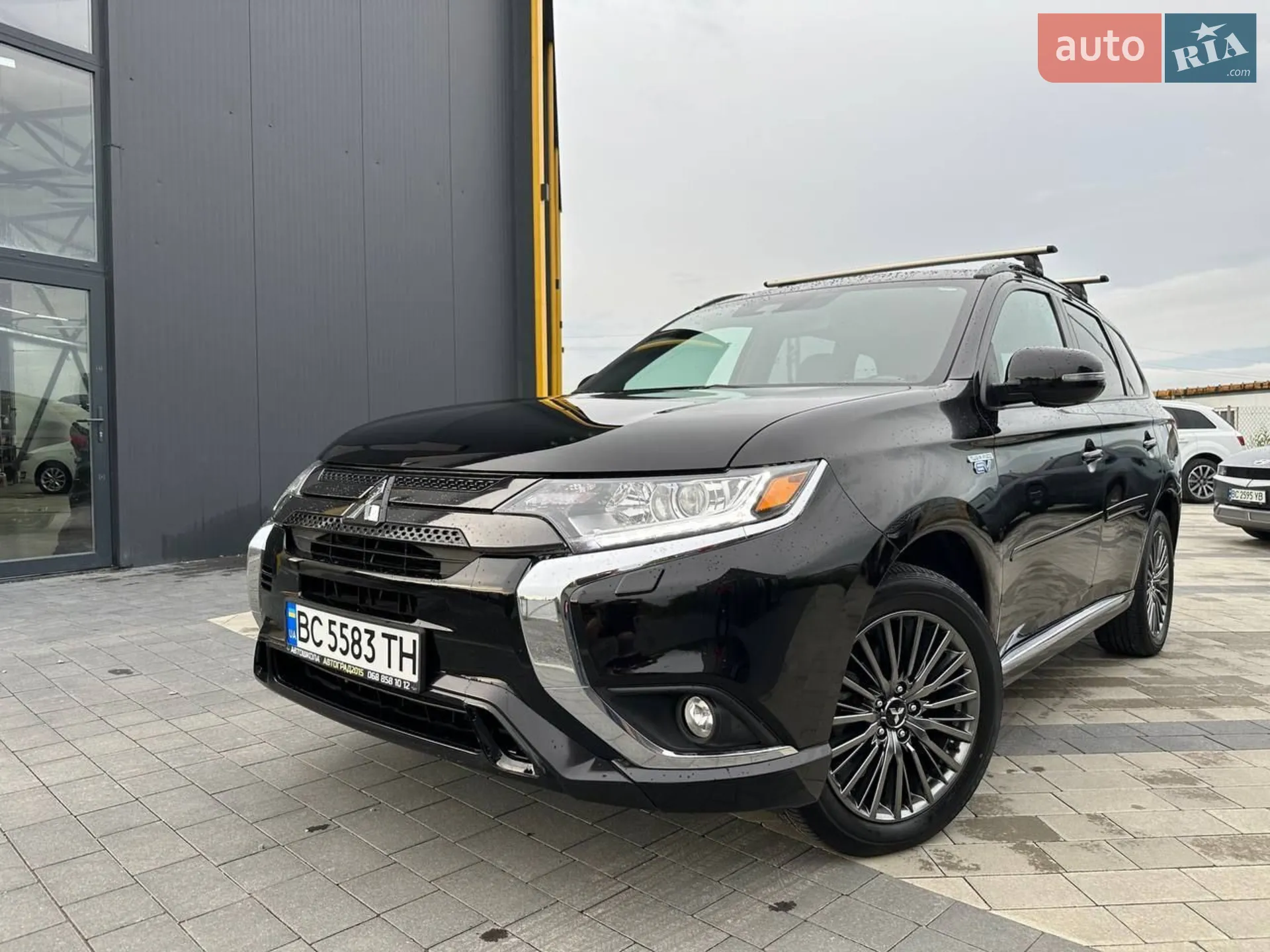 2020 Mitsubishi Outlander - фото 1