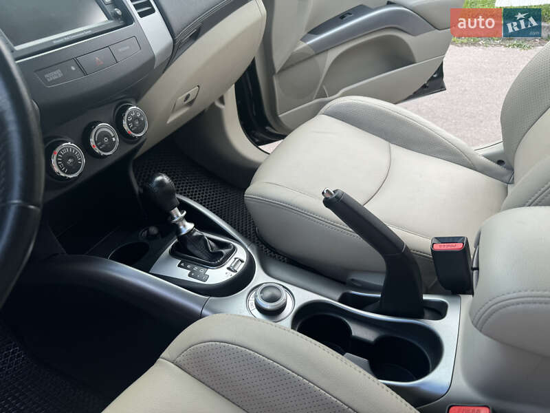 Внедорожник / Кроссовер Mitsubishi Outlander 2012 в Чернигове