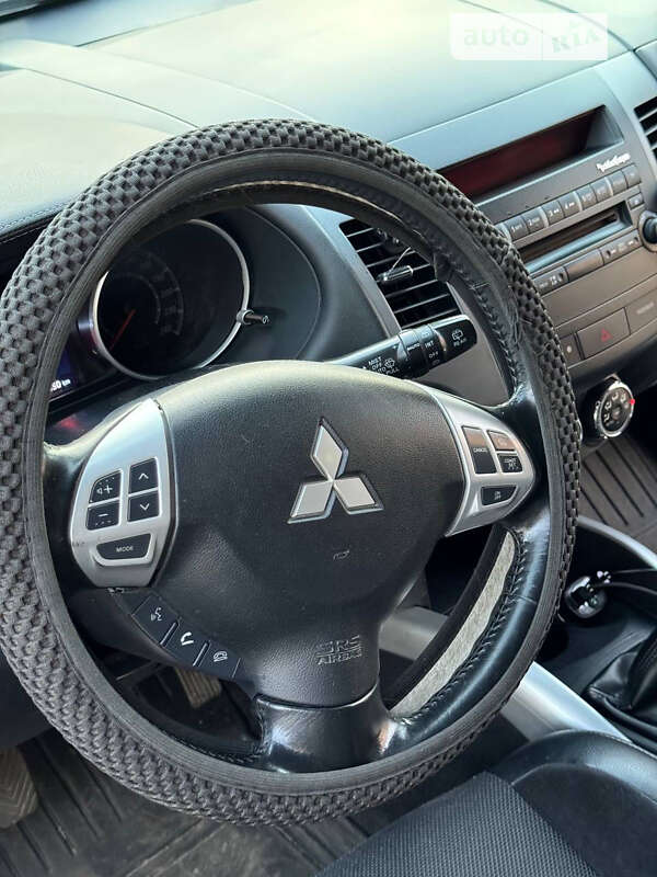 Внедорожник / Кроссовер Mitsubishi Outlander 2011 в Дубно