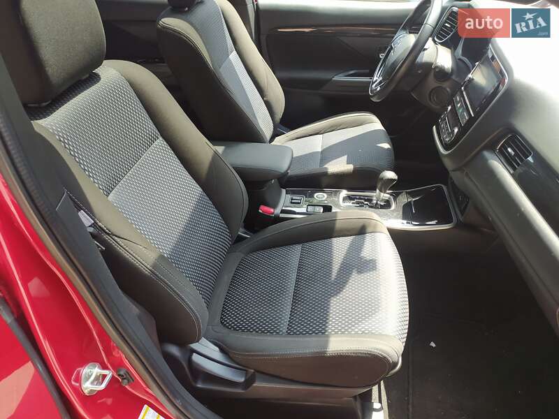 Внедорожник / Кроссовер Mitsubishi Outlander 2017 в Одессе