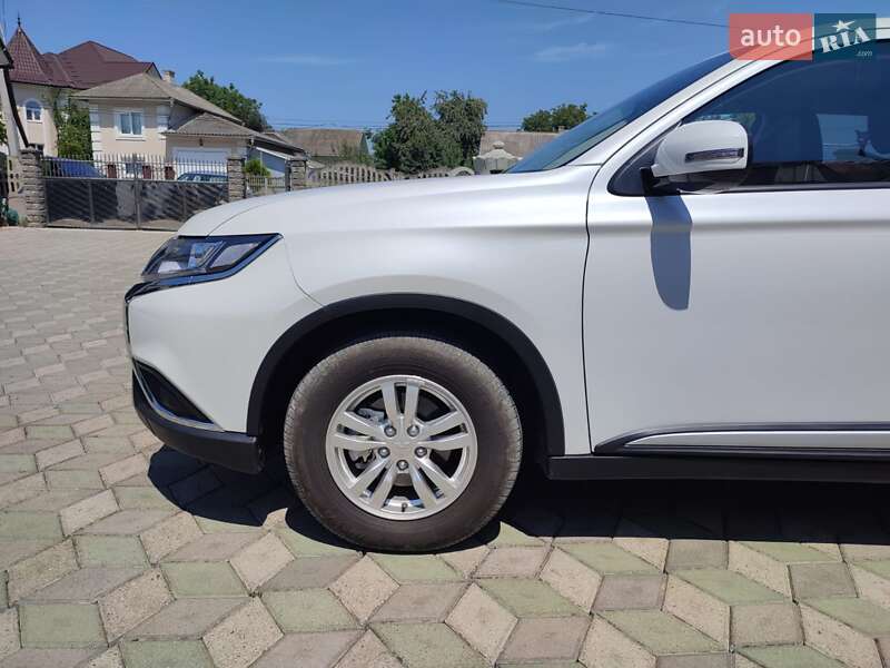 Внедорожник / Кроссовер Mitsubishi Outlander 2021 в Черновцах