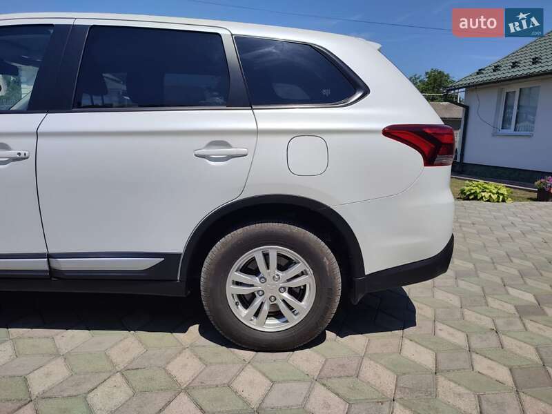 Внедорожник / Кроссовер Mitsubishi Outlander 2021 в Черновцах