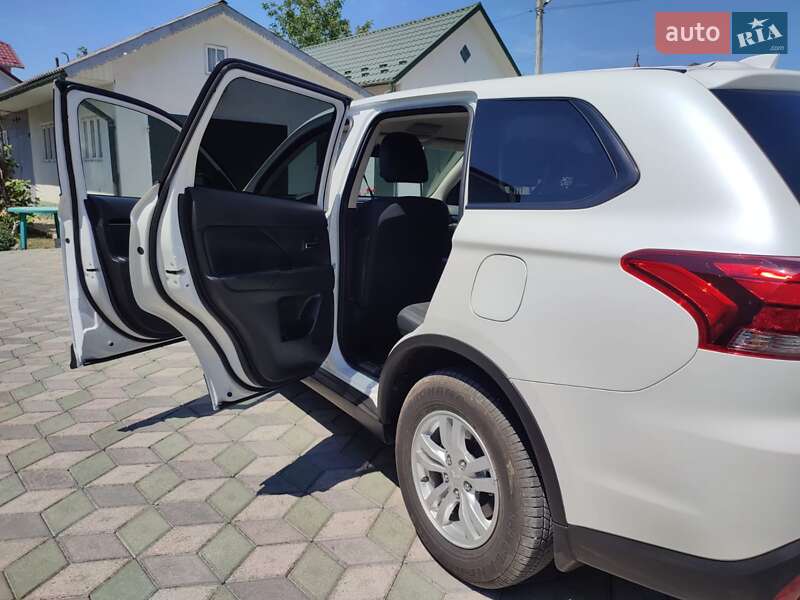 Внедорожник / Кроссовер Mitsubishi Outlander 2021 в Черновцах