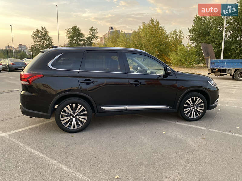 Внедорожник / Кроссовер Mitsubishi Outlander 2020 в Запорожье