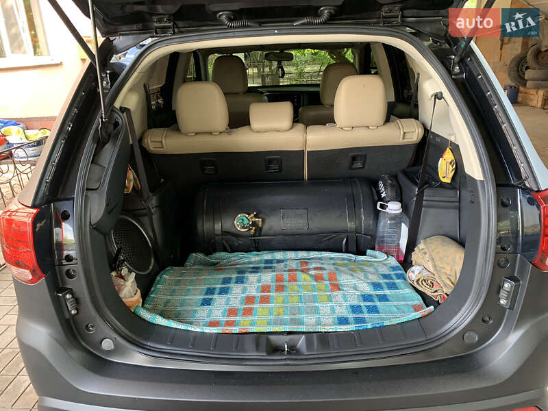 Позашляховик / Кросовер Mitsubishi Outlander 2016 в Запоріжжі